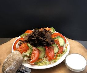 Blandet salat m. flutes & kebab 62,00 kr. 
