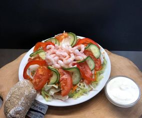 Blandet salat m. flutes & rejer 62,00 kr. 